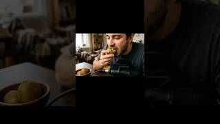 Yakışıklı adam kivi yiyor #asmr #asmrsounds #mukbang #meyve #fruit #youtubeshorts #shorts #yemek