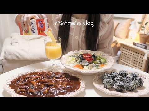 ENG)vlog🐙팔당 매운오징어,초간단 갈비맛 스테이크 꿀레시피🥩갈릭치즈브레드 만들고🎀실버버튼 언박싱( 된찌,삼겹살,모카롤케익,바지락칼국수,새송이버섯볶음,콩나물국)