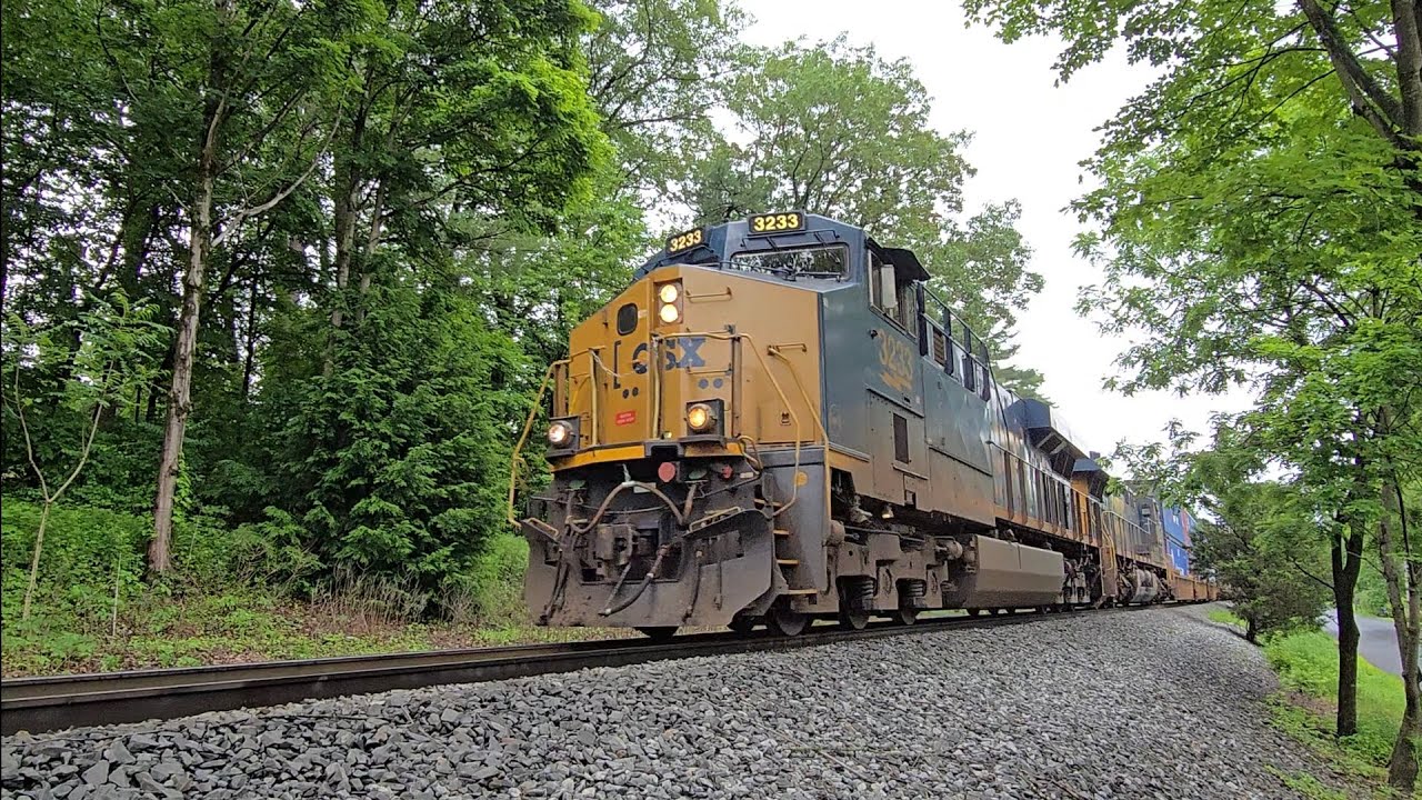 CSX Freight Train Locomotive 3233 making it's way through Saugerties NY ...