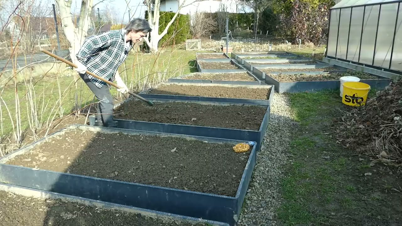 Porządki w ogrodzie i prace na grządkach warzywnych.