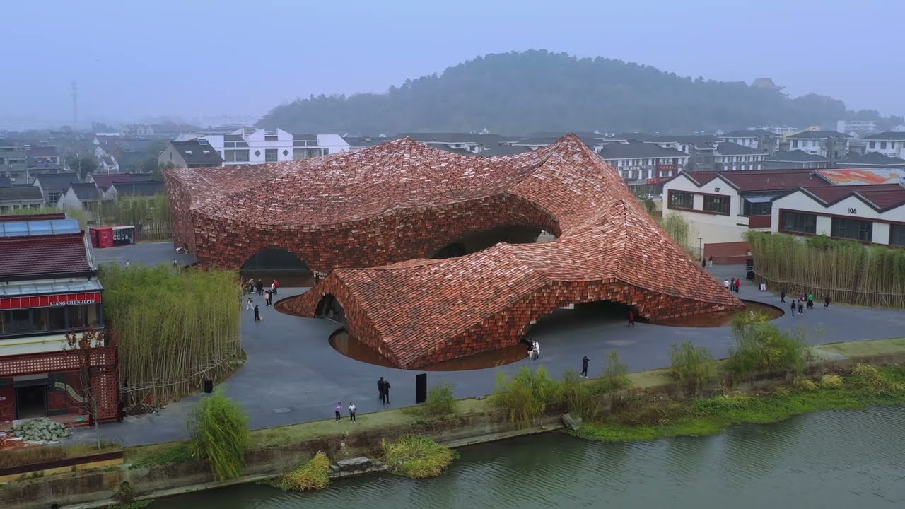 隈研吾の15年に渡る活動を記録したドキュメンタリー映画「粒子のダンス」の予告動画。隈に大学で学んだ岡博大の監督作品