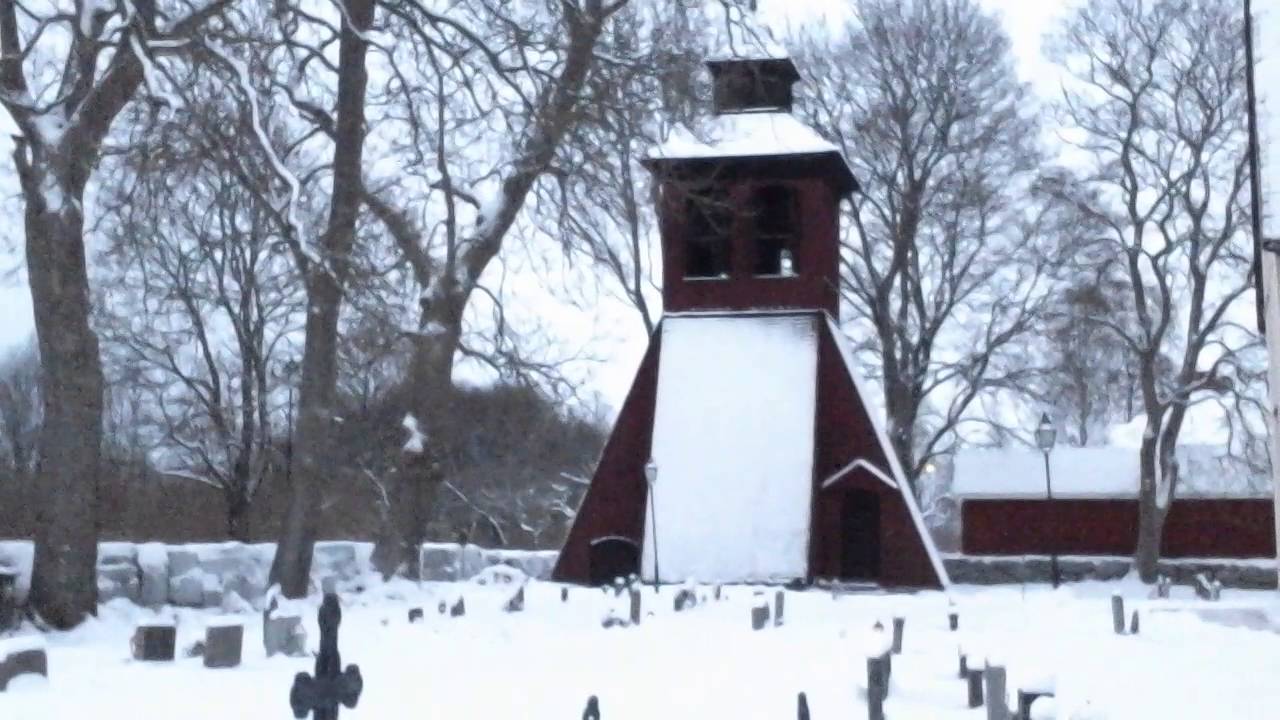 Ringning med båda klockorna i Sala sockenkyrka