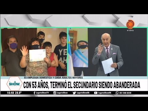 Terminó el secundario a sus 53 años siendo abanderada - YouTube