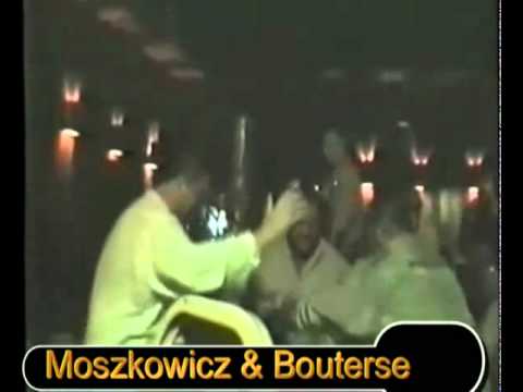 BRAM MOSZKOWICZ EN DESI BOUTERSE  DANSEN OP EEN FEEST ARTIKEL 77B KLEINE CRIMINEELTJES GR UIT ALMELO