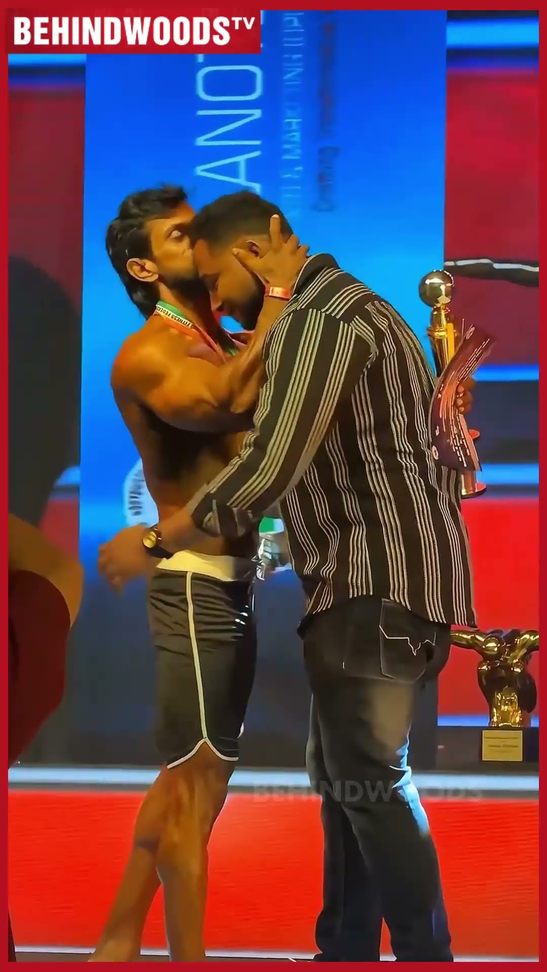 மச்சி, Stage-க்கு வா...? இந்தா புடி Award-அ ? தூக்கி வெச்சு கொண்டாடிய நண்பன்