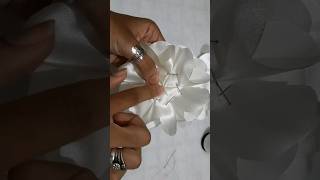 Broche com flor de tecido #artesanatolucrativo #diytutorial #flordetecido #fabricflowertutorial