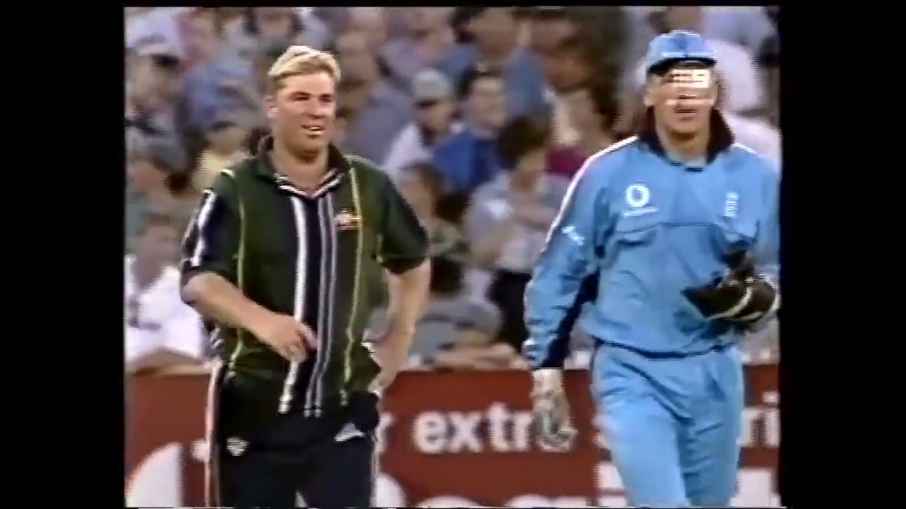 🏏 🎉The famous incident, when Shane Warne came out with a helmet on to ask the MCG crowd to CALM DO