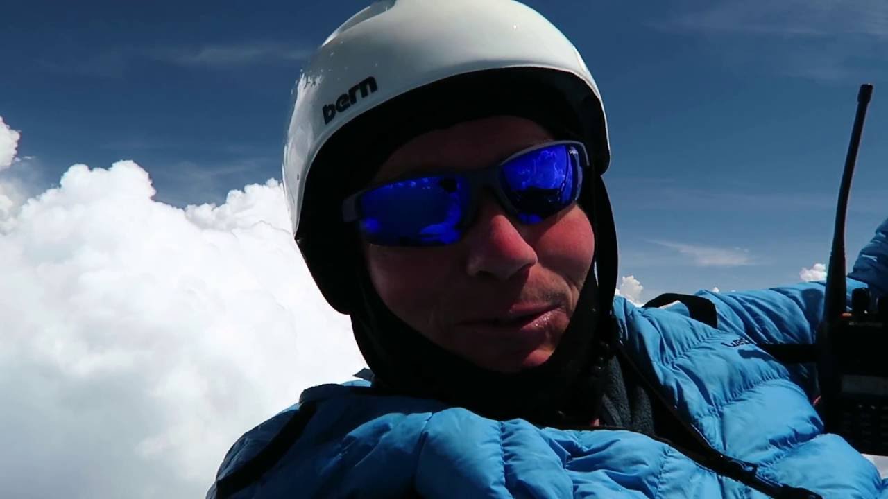 Полет над облаками на параплане / Paragliding up through the cloud