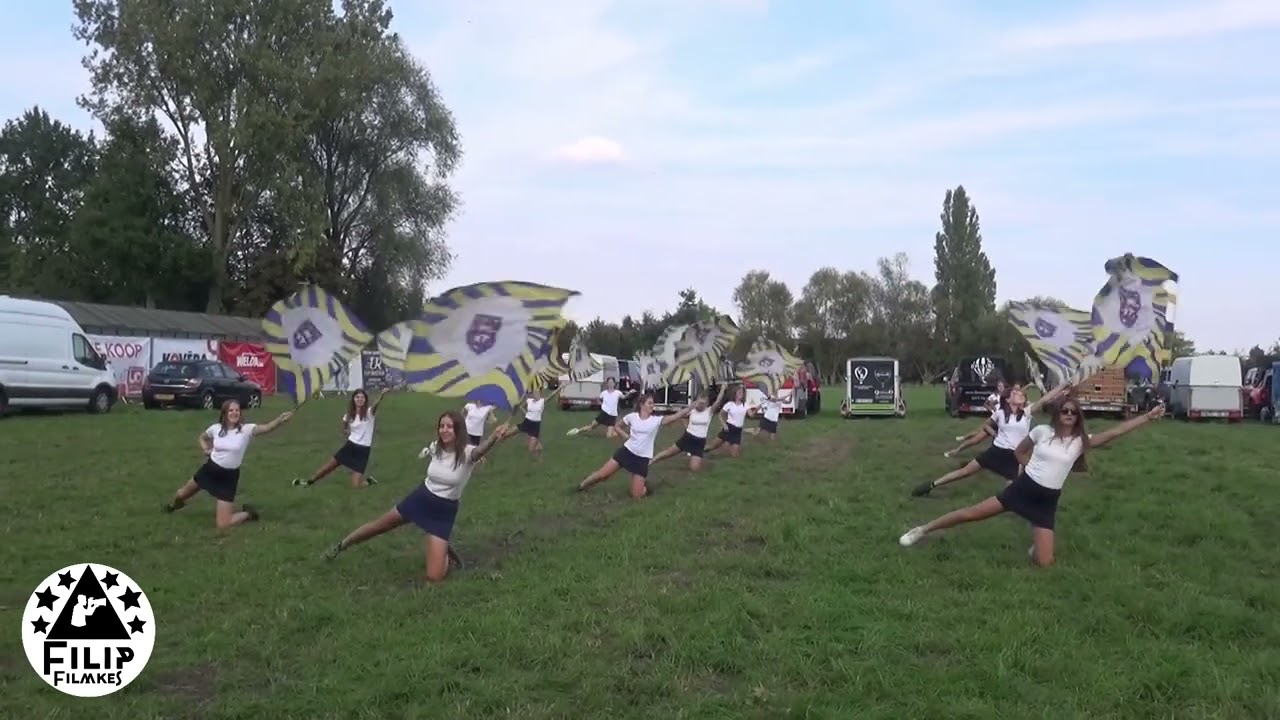 optreden KLJ vendeliers en wimpeliers ( vlaggen dans meisjes symphony