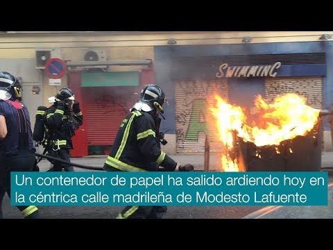 Así apagan los bomberos un contenedor ardiendo en el centro de Madrid
