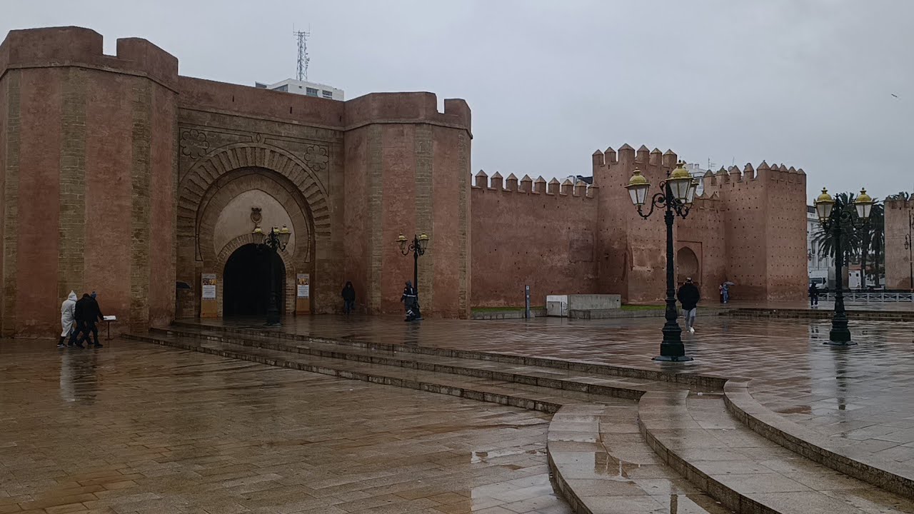 باب الأحد بالرباط في فصل الشتاء ، وأمطار الخير بكل شوارع العاصمة