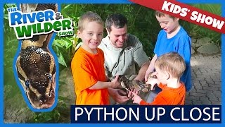 BOYS HOLD BALL PYTHON ON ZOO ADVENTURE | KIDS TV