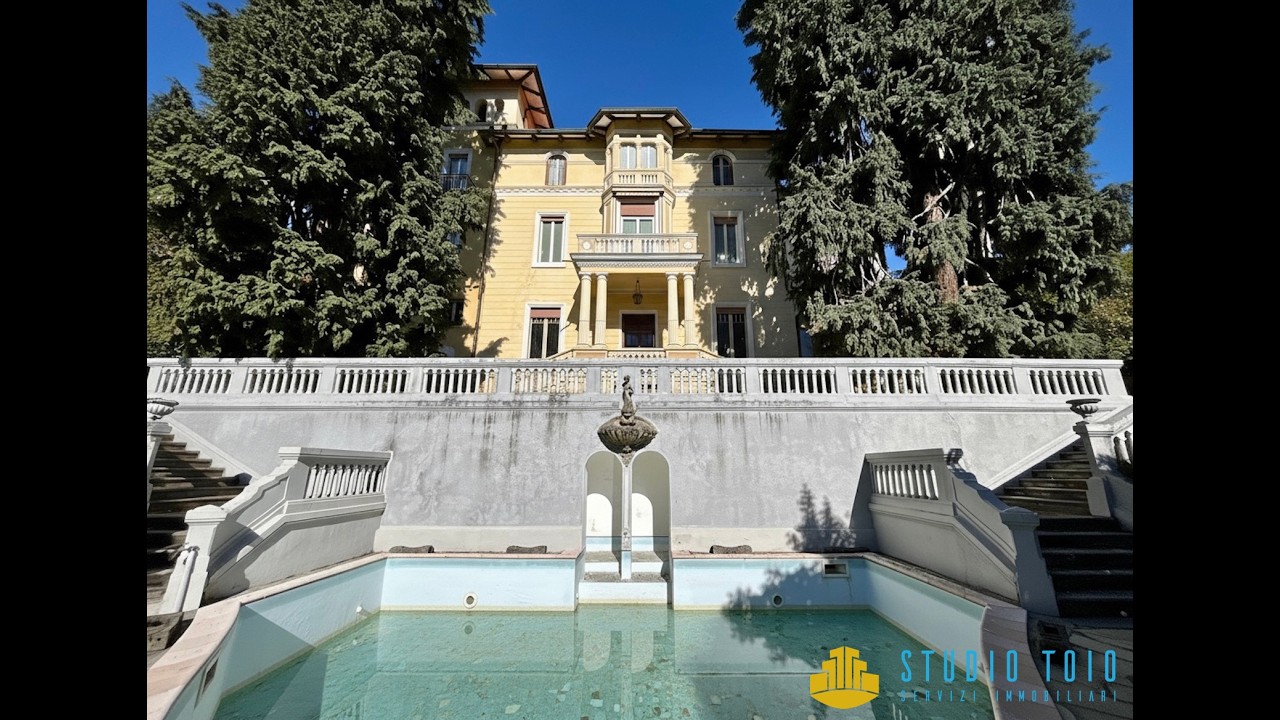 Prestigiosa villa d'epoca con piscina in centro città