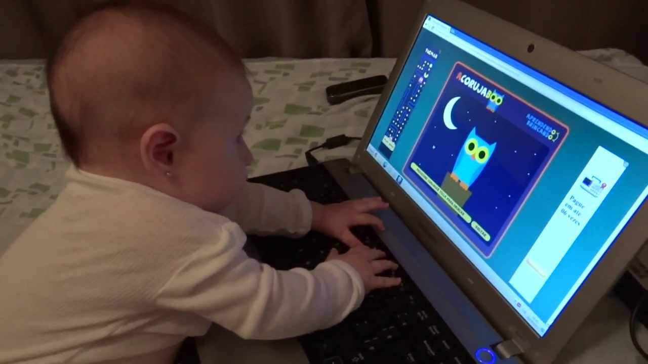 bebê de 5 meses jogando no computador youtube