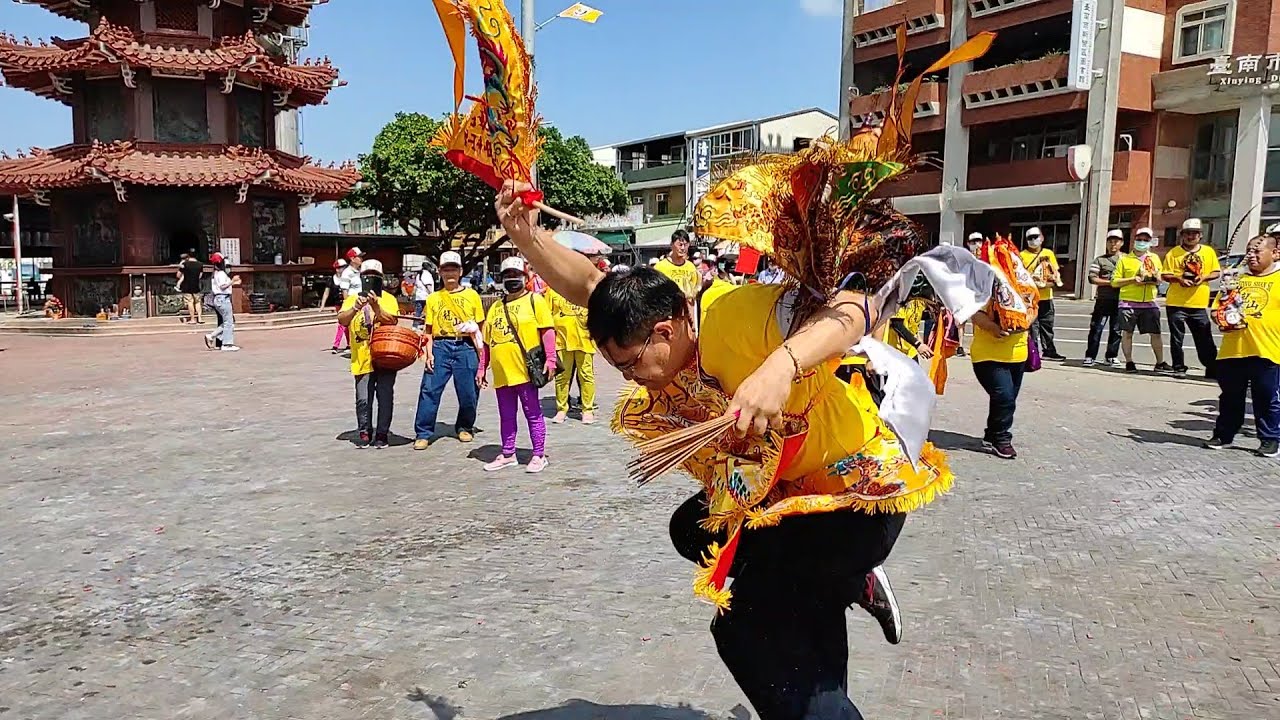 三太子乩童參禮動作很大駕式十足/虎爺乩童參禮氣勢威猛~新營太子宮進香團(龍山寺) - YouTube