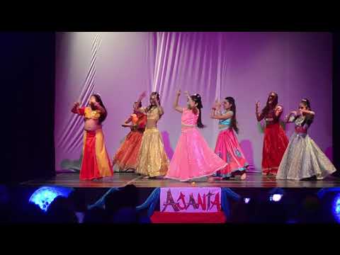 Main Prem Ki Diwani hoon Bani Bani - Kareena Kapoor - Compañia infantil Dulcelicho Danzas de India