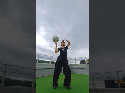 하늘 아래 SWEAT 추면 생기는 일?! #shorts
