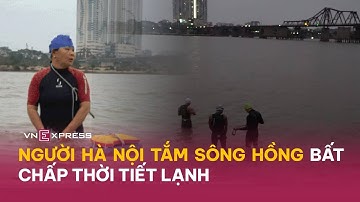 Người Hà Nội tắm sông Hồng bất chấp thời tiết lạnh | VnExpress