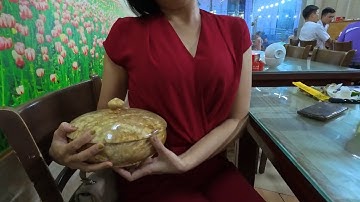 Cô gái đang nhậu được tặng bình bát theo thầy Thích Minh Tuệ tu tập hạnh đầu đà