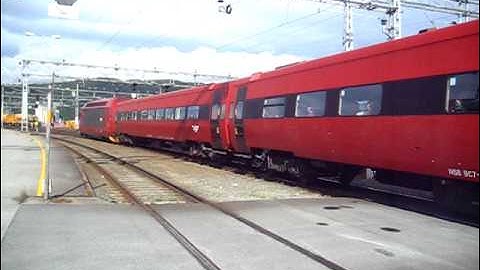 [NSB] Regiontog headed by El 18 nr. 2258 departs...