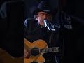 galardonado con este premio, acompañado de su guitarra nos deleita con #EsoYMas en los #Grammys