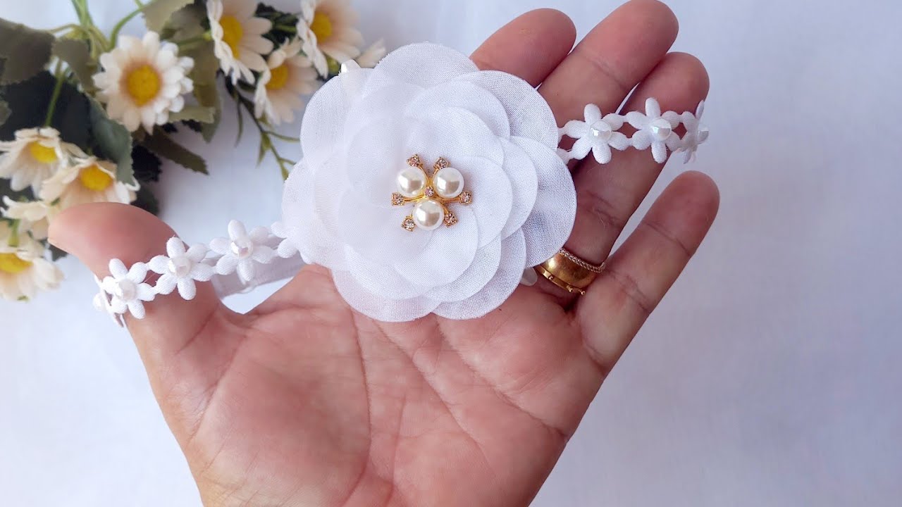 Tiara headband com passanamaria e flor de organza cristal com voal