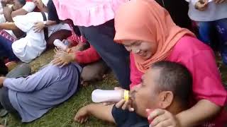 lucu abis bapak bapak minum susu pake dot😁😁