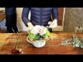 春のお花で開店祝い用 おまかせアレンジメント制作の様子