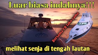 Menikmati Senja Di Tengah Laut