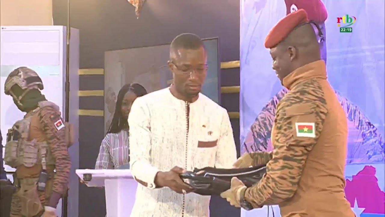 RTB - Journée mondiale de l’enfance: Ibrahim Traoré échange avec les enfants du Burkina Faso