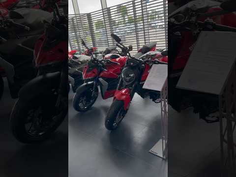 Сколько мотоциклов вы насчитали?🛵 #ryndinschannel #варярындина #мотоцикл #мерседес #mercedes #байк