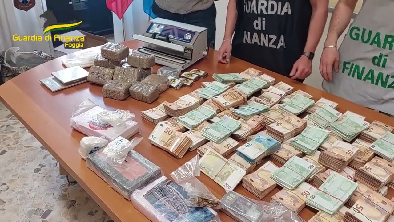 Sequestro cocaina. hashish, armi e munizioni. La sorpresa a casa: rinvenuti 657.000 euro in contanti