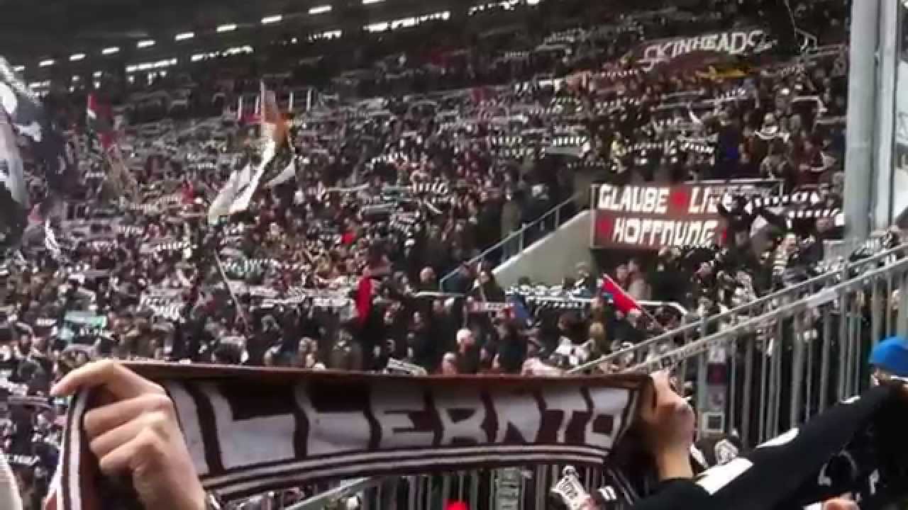 Cánticos del St. Pauli con subtítulos en castellano