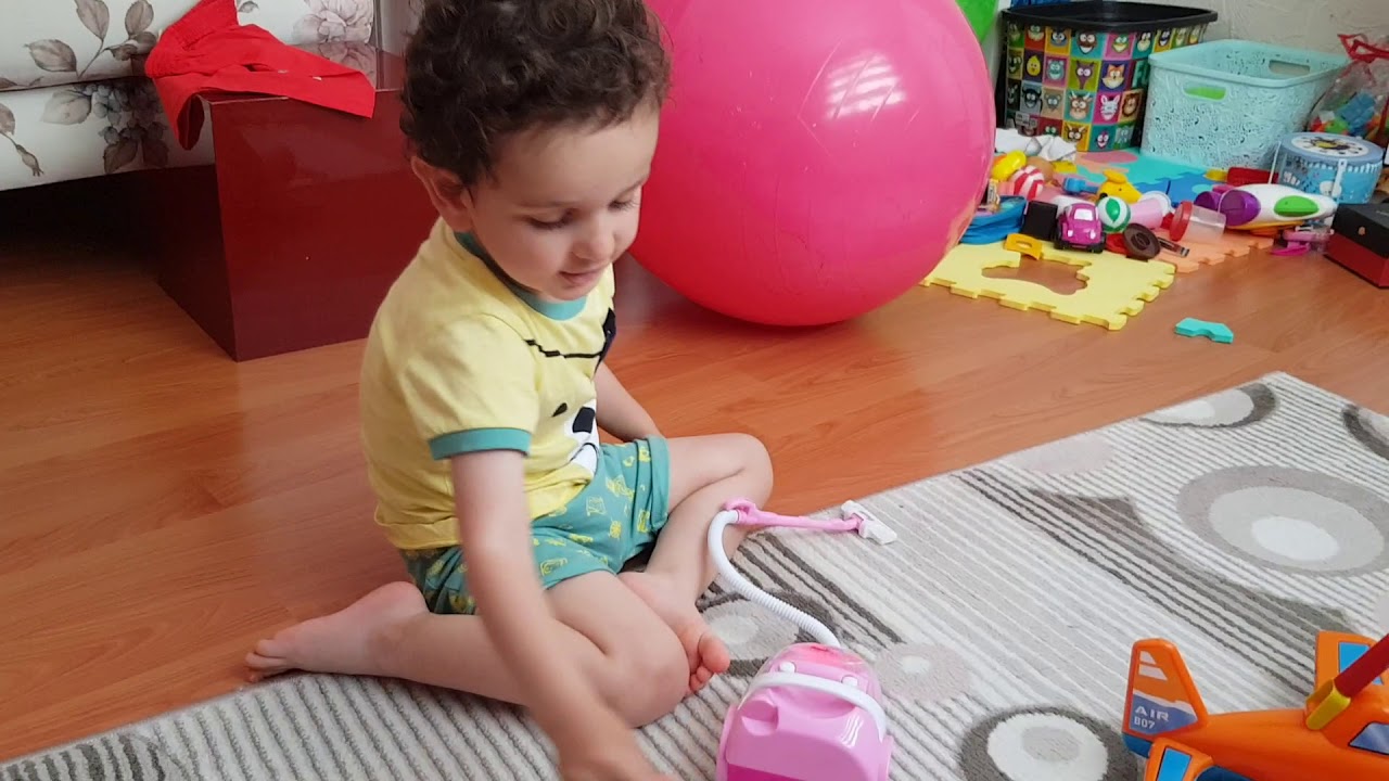 Eğlenceli çocuk videoları - Eymen, elektrikli süpürgeyle yerleri