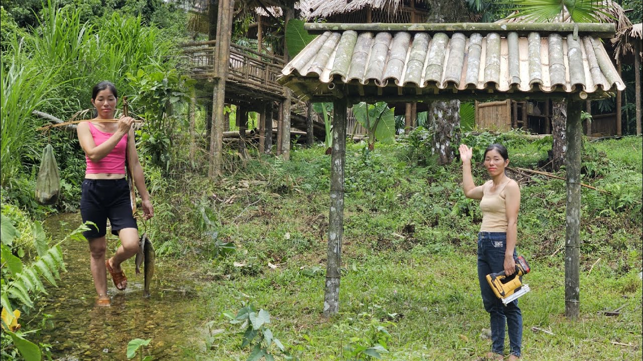 The girl went into the stream to catch fish to grill and eat, and built ...