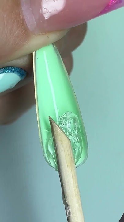 Когда детская игра с наклеиванием лепесточков на ногти 💅 зашла слишком ...