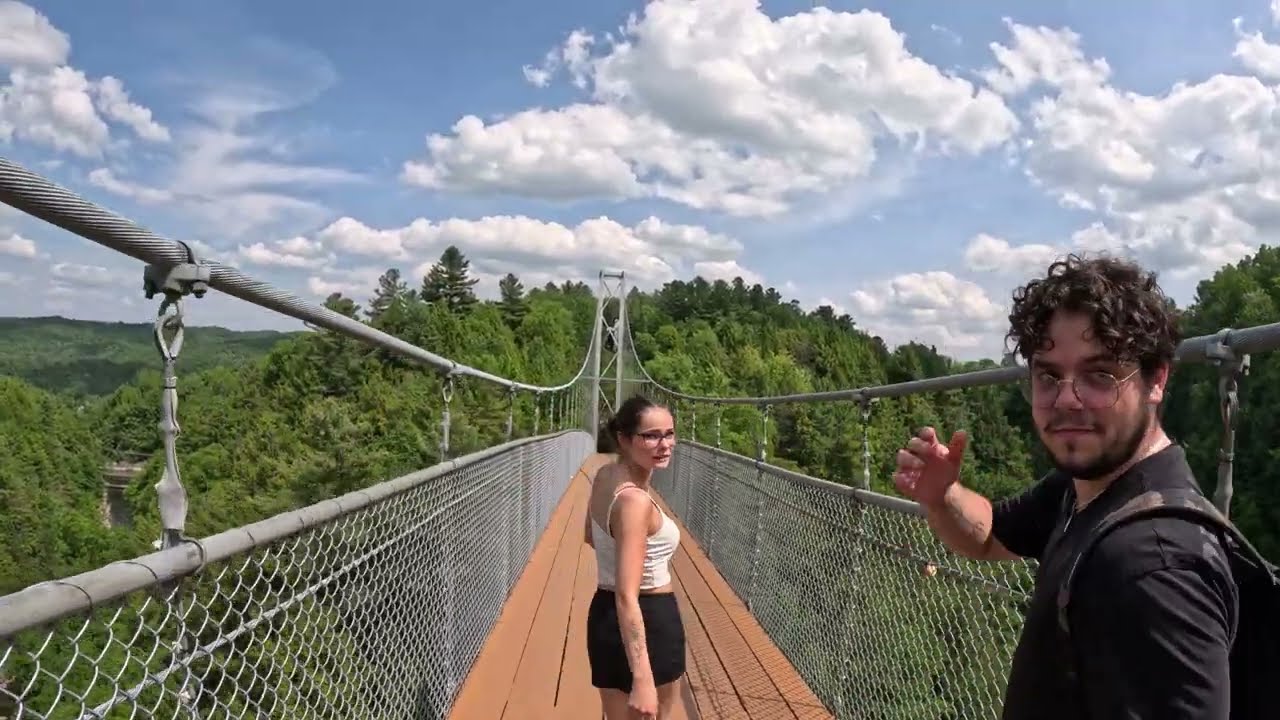 Le parc de la Gorge de Coaticook. /  Coaticook Gorge Park.