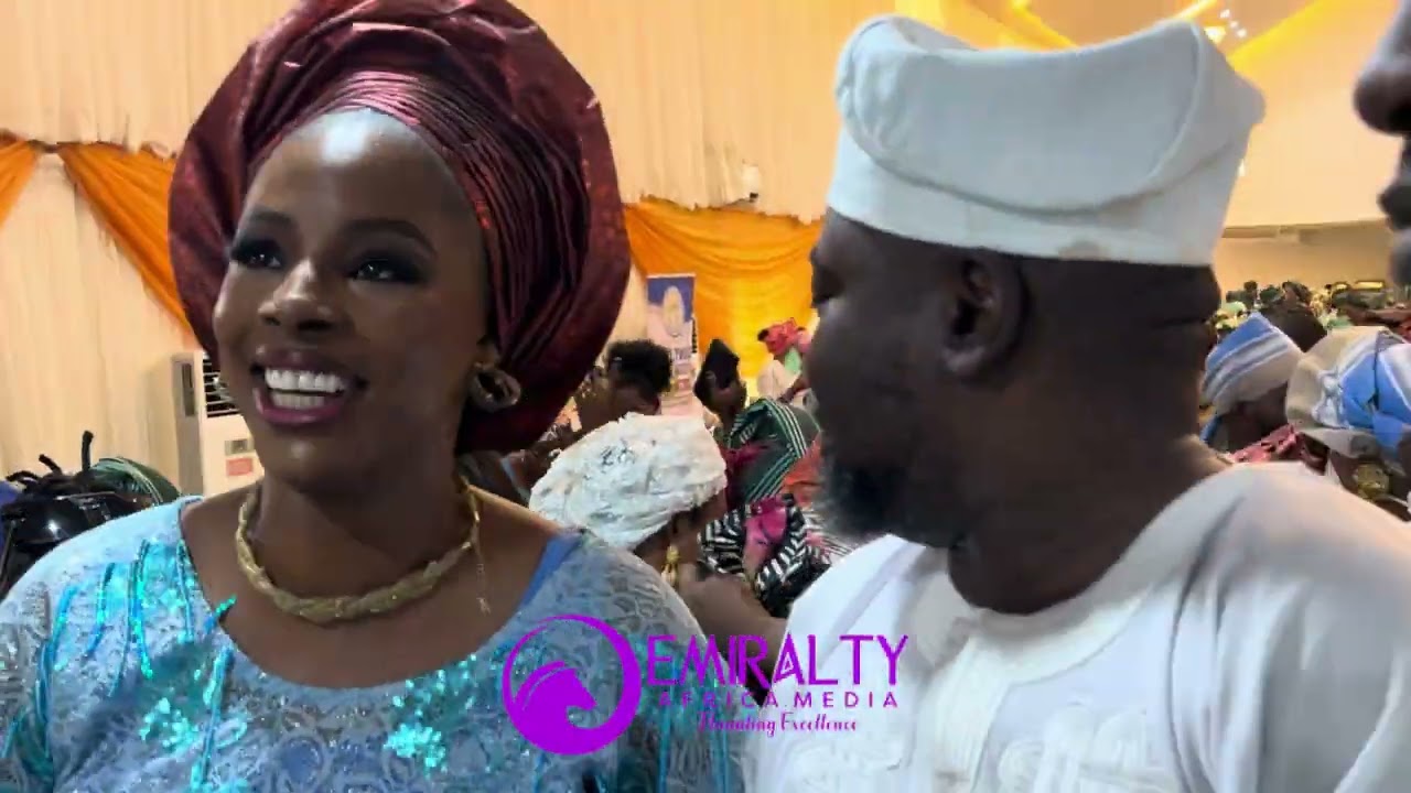 ПЕДЖУ ОГУНМОЛА, ФАИТИЯ БАЛОГУН, ИБРАГИМ ЧАТТА И ДРУГИЕ ЧТЯЮТ РУКУ ИЯ ИБАДАНА НА СВАДЬБЕ СЫНА