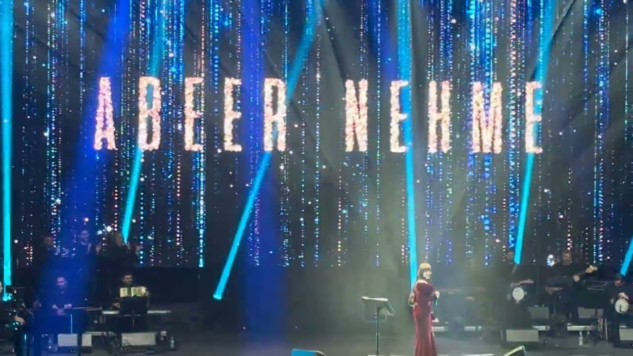 دخول عبير نعمة مسرح باريس - شو بعمل بالدنيا بلاك - حفلة عيد الحب باريس