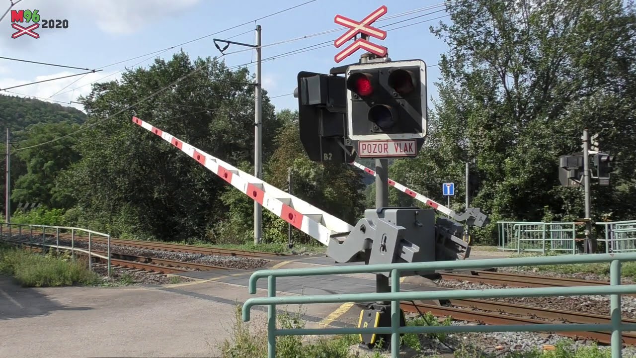 Železniční přejezd Roztoky-Žalov - 12.9.2020 / Czech railroad crossing