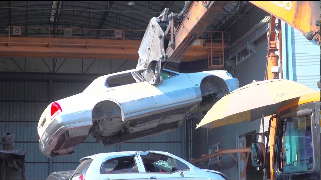 Отличный рабочий процесс мастеров битых автомобилей. Корейская свалка №1