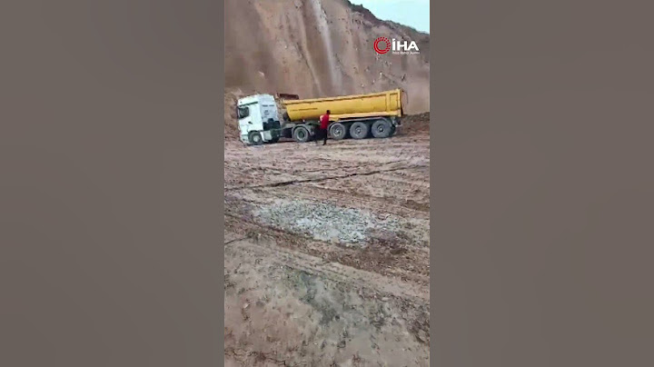 Hafriyat toprağı döküm sahasında toprak kayması: Kamyonlar ve kepçe sürüklendi
