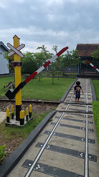 Cara menyebrang di rel kereta api#keretaapi #kereta #anaklucu #anakpintar #anak #anakanak #mainan