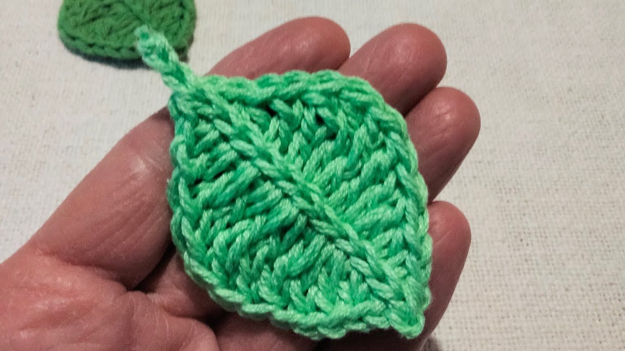 Foglia bellissima all'uncinetto