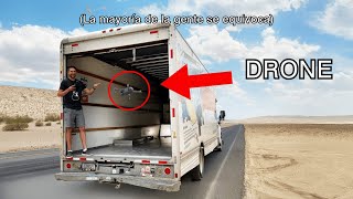 ¿Un dron retrocede dentro de un camión en movimiento?