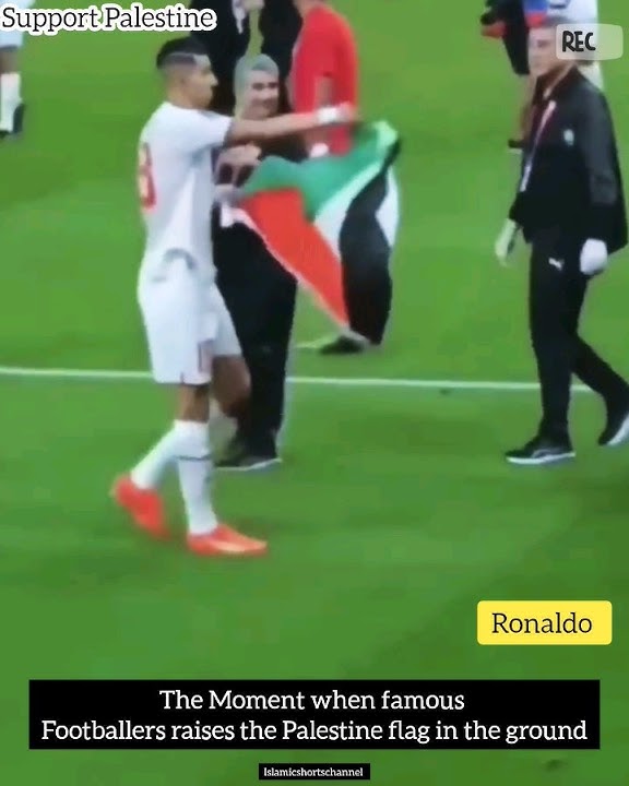 Ronaldo dan pesepakbola lain mengibarkan bendera Palestina di tanah #shorts #viral #youtubeshorts