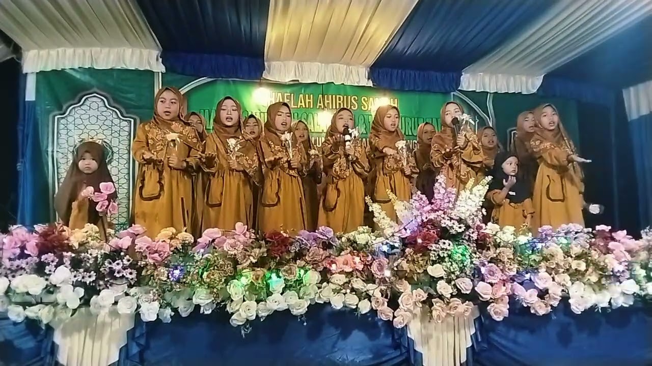 Nyanyian anak anak madrazah di acara imtihan membuat sedi orang tuanya. 