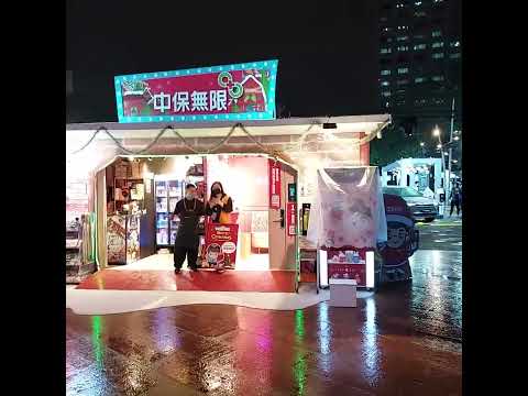 新北板橋耶誕城整點有下雪唷，還有好多迪士尼卡通可以看，平日沒什麼攤位，應該是假日耶誕市集