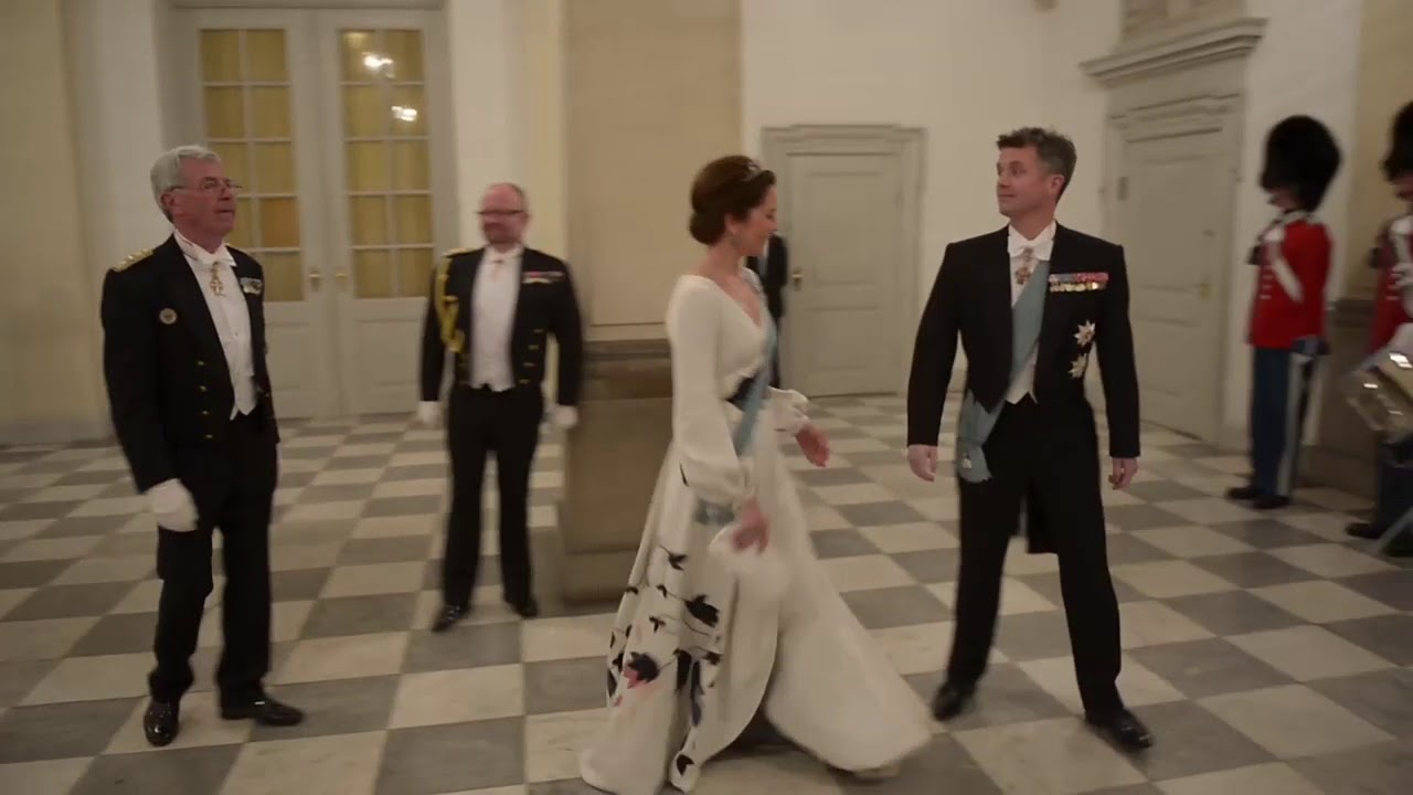 Flotte kjoler ved dronning Margrethes gallamiddag