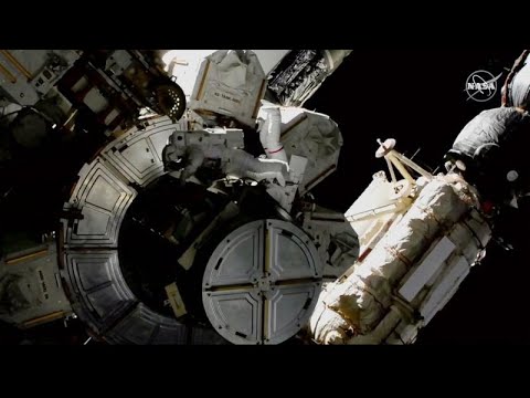 Астронавты НАСА вышли в открытый космос для ремонтных работ…